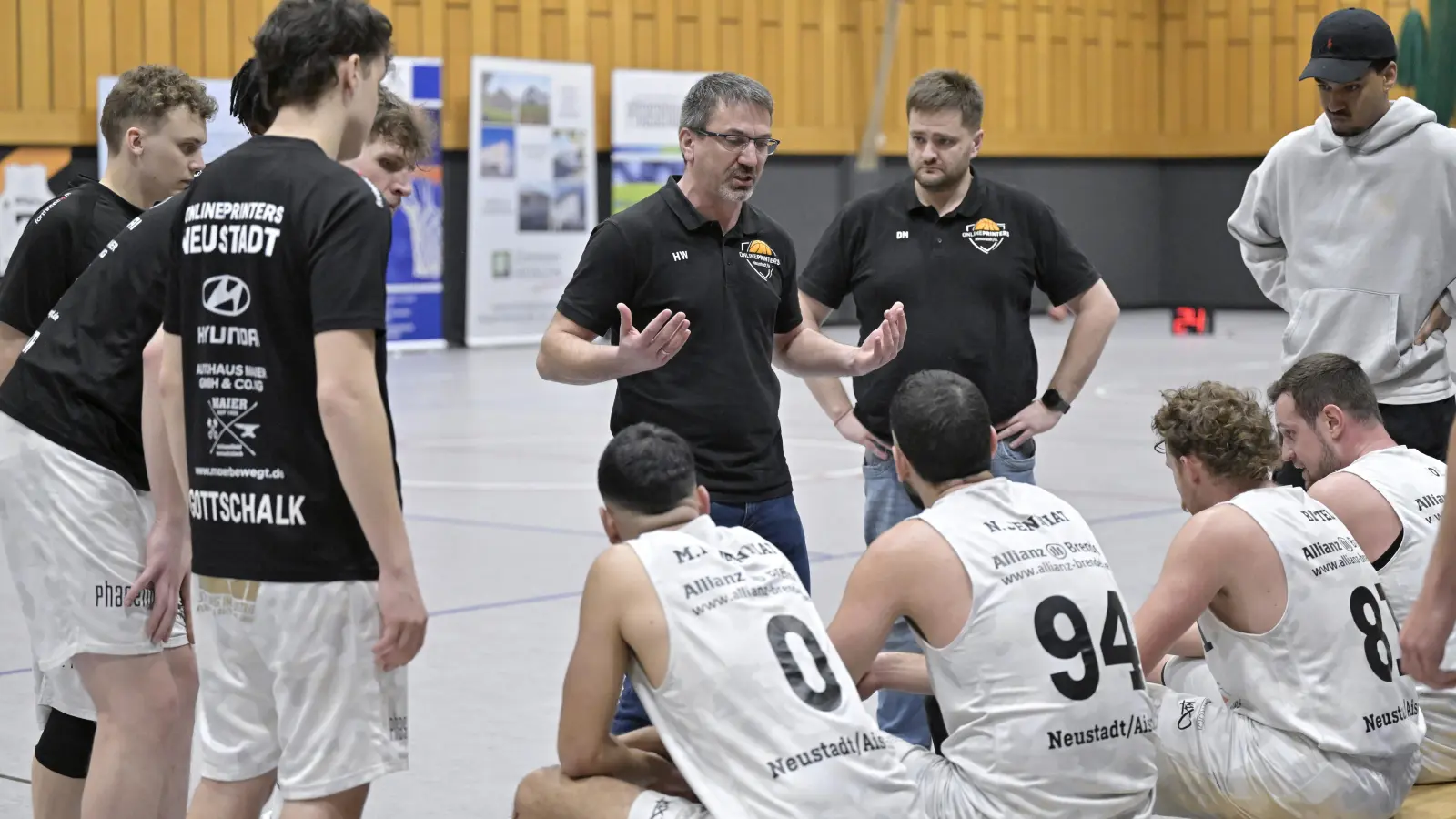 Die Neustädter mit Trainer Holger Wägner in der Mitte müssen sich wohl oder übel aus der 1. Regionalliga Südost verabschieden. (Foto: Martin Rügner)