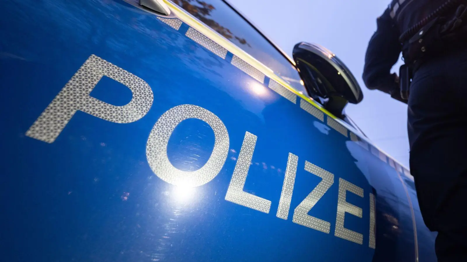 Zeugenaussagen brachten die Polizei auf die Spur des 73-Jährigen, der in einem Ansbacher Parkhaus für Schaden gesorgt hatte. (Symbolbild: Marijan Murat/dpa)