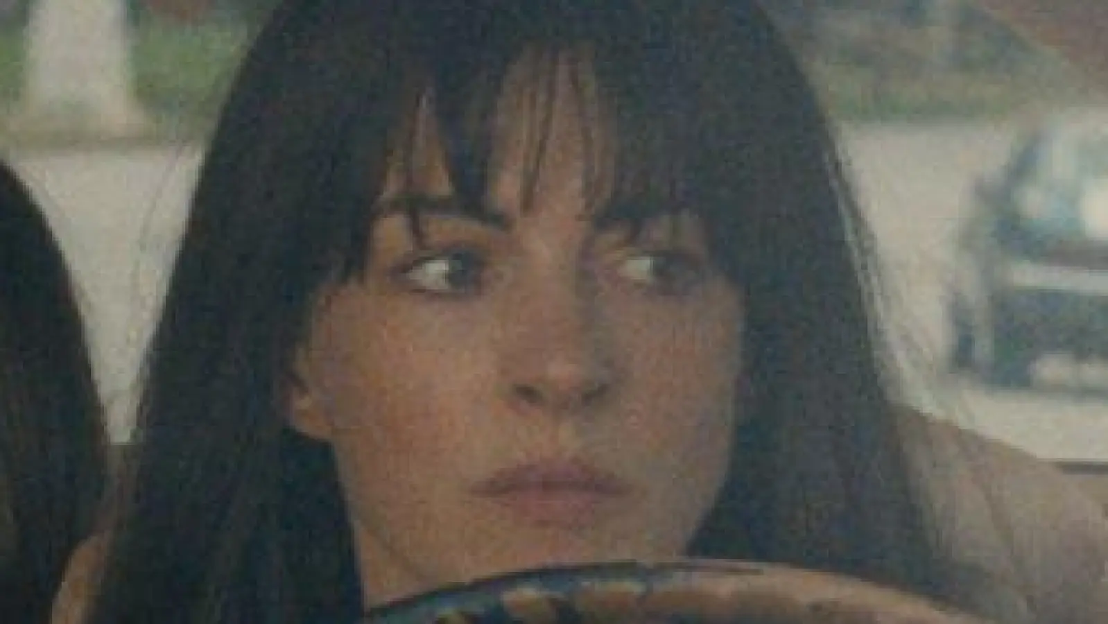Anne Hathaway spielt in dem neuen Thriller „The End of Oak Street“ die Hauptrolle.  (Foto: -/Courtesy Warner Bros. Pictures/dpa)