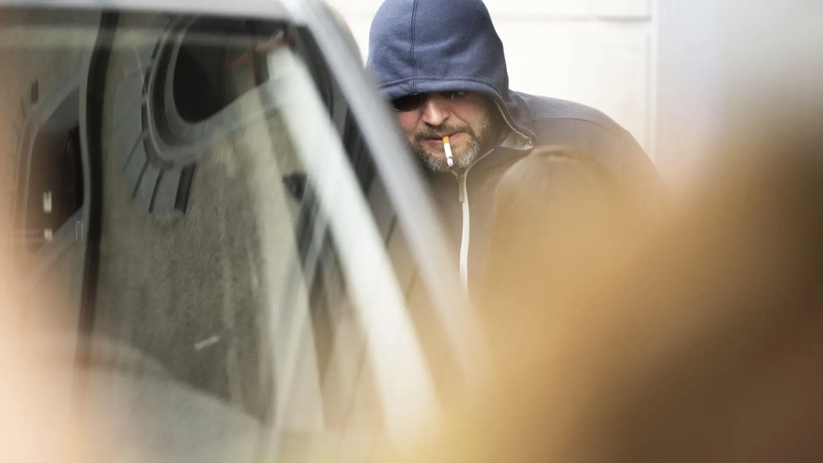 Juri Garawski aus Belarus steht während einer Pause vor dem Gericht in St. Gallen. (Foto: Gian Ehrenzeller/KEYSTONE/dpa)