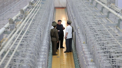 Nordkoreas Machthaber Kim lässt sich gern vor eindrucksvollen Kulissen fotografieren. (Archivfoto) (Foto: Uncredited/KCNA/KNS/dpa)