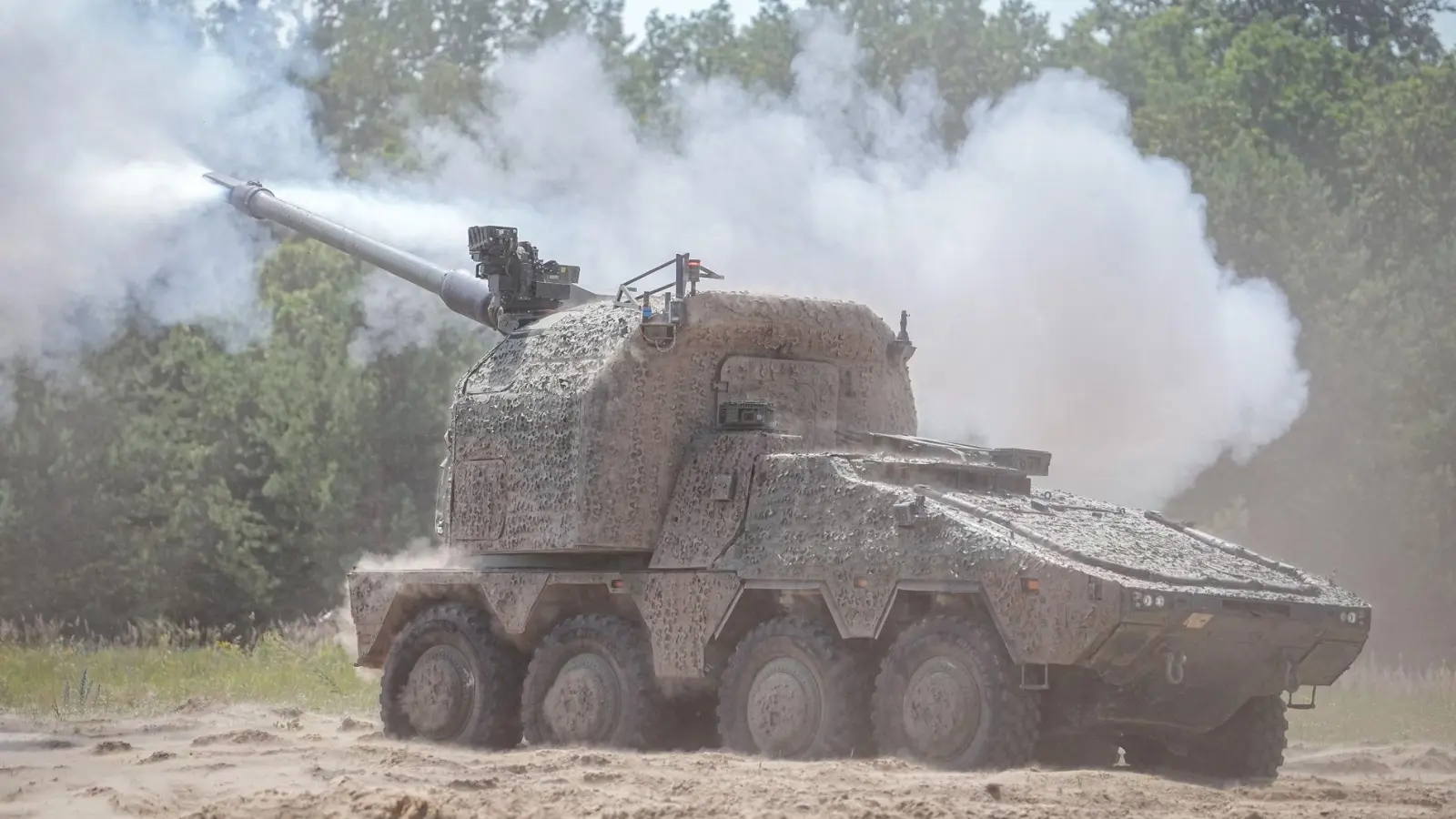 Die neue Radhaubitze RCH 155 des Panzerherstellers KNDS in Aktion auf dem Truppenübungsplatz Altengrabow. (Foto: Kay Nietfeld/dpa)