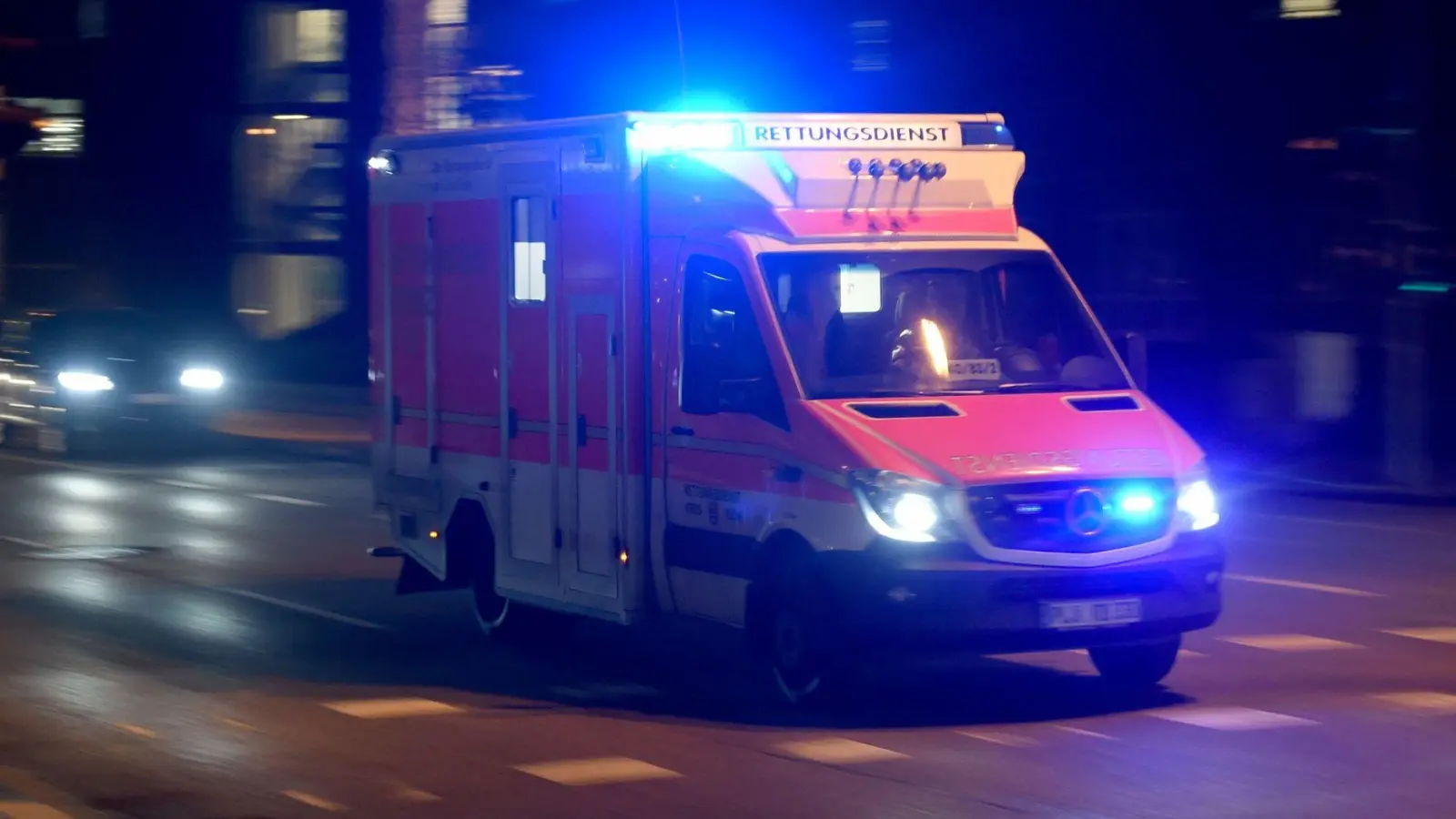 Im Krankenhaus erliegt der Mann seinen schweren Verletzungen. (Symbolbild) (Foto: Carsten Rehder/dpa)