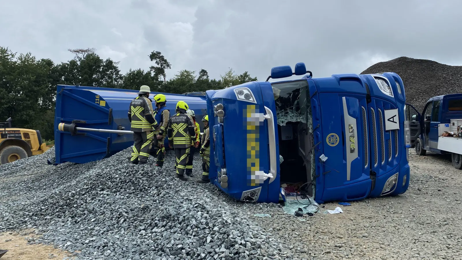 Der Lastwagen stürzte beim Abladen von Schotter bei Pirkach (Landkreis Neustadt/Aisch-Bad Windsheim) um. (Foto: Luca Paul)