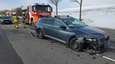 Zur Mittagszeit stießen zwei Autos bei Illesheim zusammen. (Foto: Katrin Merklein)