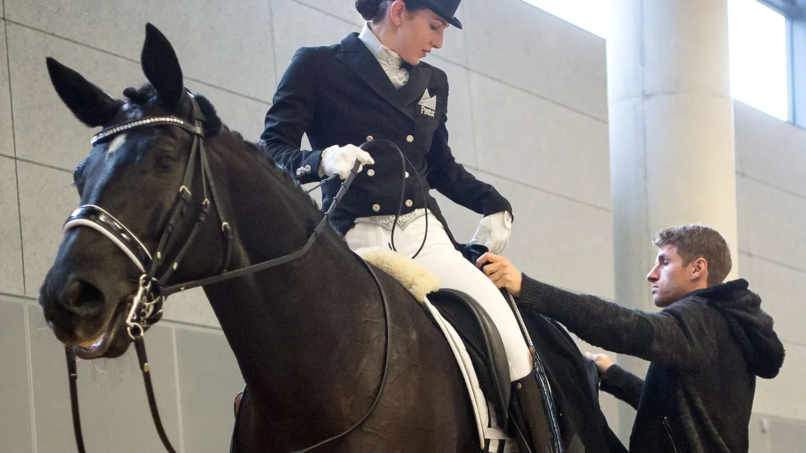 Thomas Müller hilft seiner Frau Lisa bei der Vorbereitung. (Archiv) (Foto: Peter Kneffel/dpa)