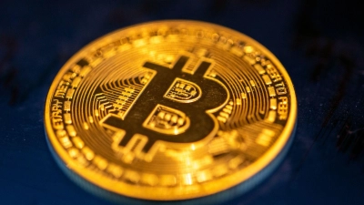 Eine Münze der Digitalwährung Bitcoin. (Foto: Fernando Gutierrez-Juarez/dpa-Zentralbild/dpa)