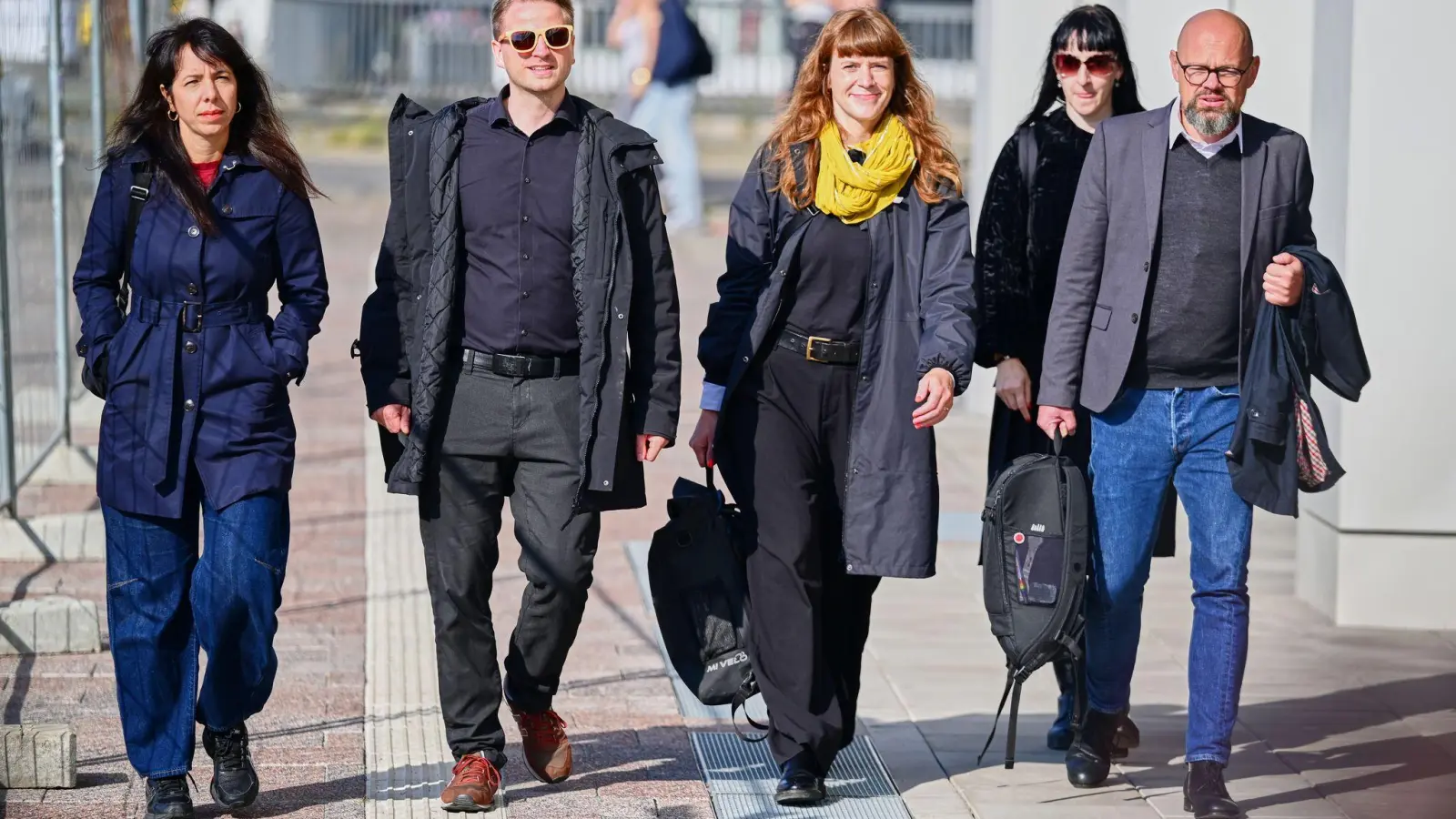 Berlins Linke-Fraktionschefin Elif Eralp (l) hat sich mit der Delegation ihrer Partei bereits dreimal Grünen und SPD getroffen, heute steht das nächste Gespräch an.  (Foto: Sebastian Christoph Gollnow/dpa)