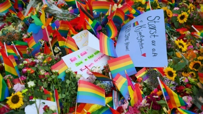 In Gedenken an die Opfer: Blumen, Regenbogenfahnen und Schilder liegen am Tatort. (Foto: Martin Solhaug Standal/NTB Scanpix/dpa)