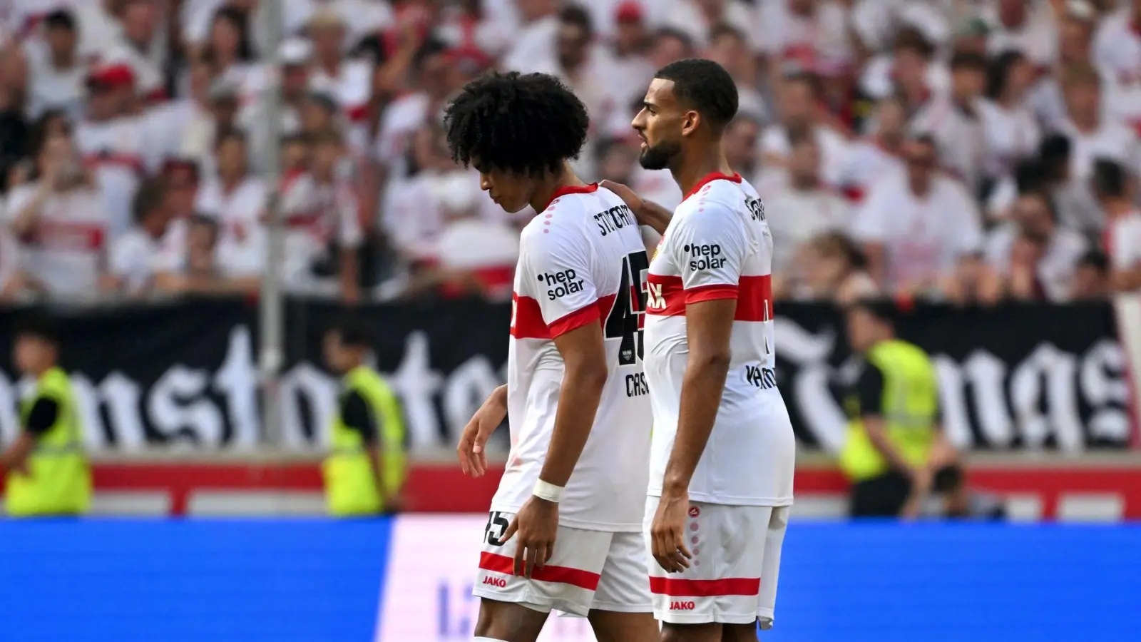 Enttäuscht nach dem Remis gegen Mainz: Die Stuttgarter Anrie Chase (l.) und Josha Vagnoman. (Foto: Jan-Philipp Strobel/dpa)