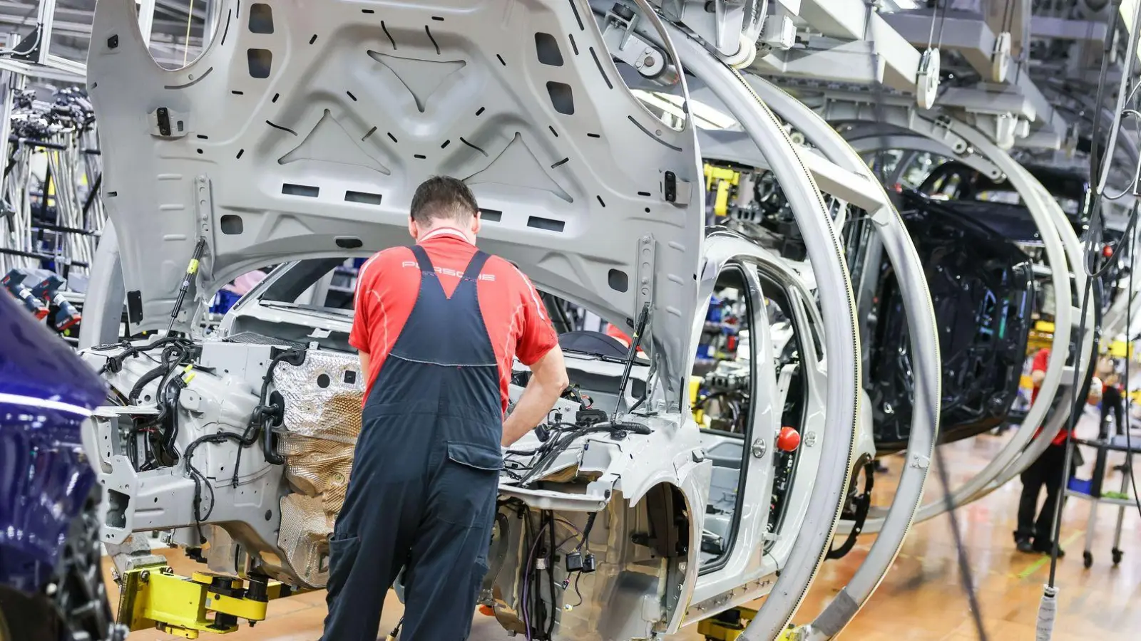 Der deutschen Autoindustrie fehlt es laut Ifo-Institut an Aufträgen. Mehr Unternehmen denken über Personalabbau nach. (Foto: Jan Woitas/dpa)