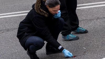 Nach dem Vorfall sichern Beamte am Tatort Spuren.  (Foto: Peter Kneffel/dpa)