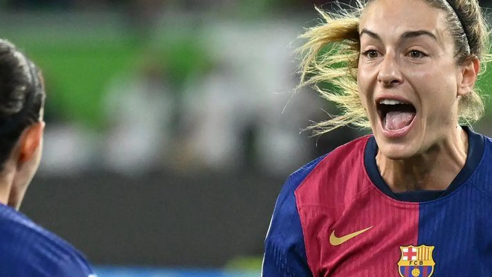 Die vielfach ausgezeichneten Aitana Bonmatí und Alexia Putellas jubeln auch gegen den FC Bayern (Archivbild)  (Foto: Swen Pförtner/dpa)