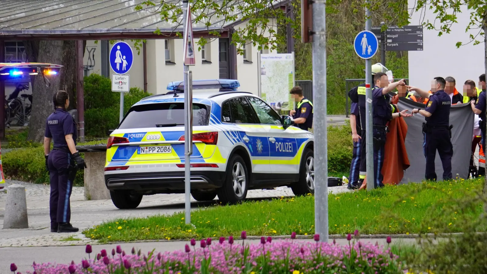 Großeinsatz von Polizei und Rettungskräften am Bahnhof in Bad Windsheim im April: Ein Mann bedrohte die Beamten mit einer Waffe. Deshalb schossen die Ordnungshüter. (Archivbild: Bastian Lauer)