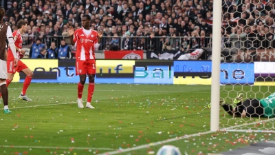 Das Rekordtor: Leon Goretzka (2.v.l.) schießt im Spiel beim FC St. Pauli das 102. Saisontor des FC Bayern München. (Foto: Christian Charisius/dpa)