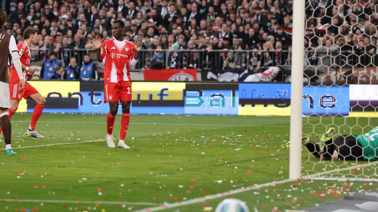 Das Rekordtor: Leon Goretzka (2.v.l.) schießt im Spiel beim FC St. Pauli das 102. Saisontor des FC Bayern München. (Foto: Christian Charisius/dpa)