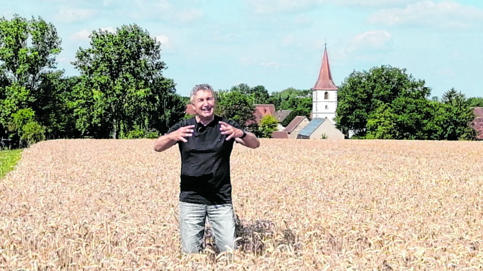 Ein Ausschnitt aus den Videoaufnahmen: Lothar Schmidt vor der Ohrenbacher Kirche. (Foto: db-produktion)