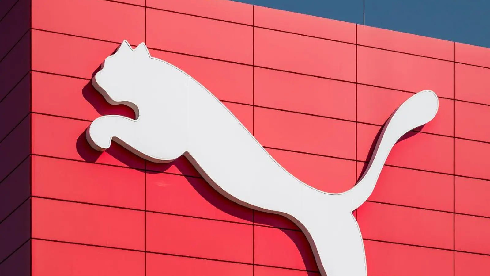 Ein Puma Logo ist an der Wand des Puma Outlets zu sehen. (Foto: Daniel Vogl/dpa)