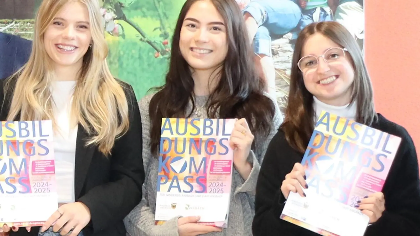 Maja Schuh, Emily Manning und Gjeva Ramusi (von links) haben als aktuelle Auszubildende im Landratsamt die Entscheidung über ihren Berufsstart schon getroffen. (Foto: Thomas Schaller)