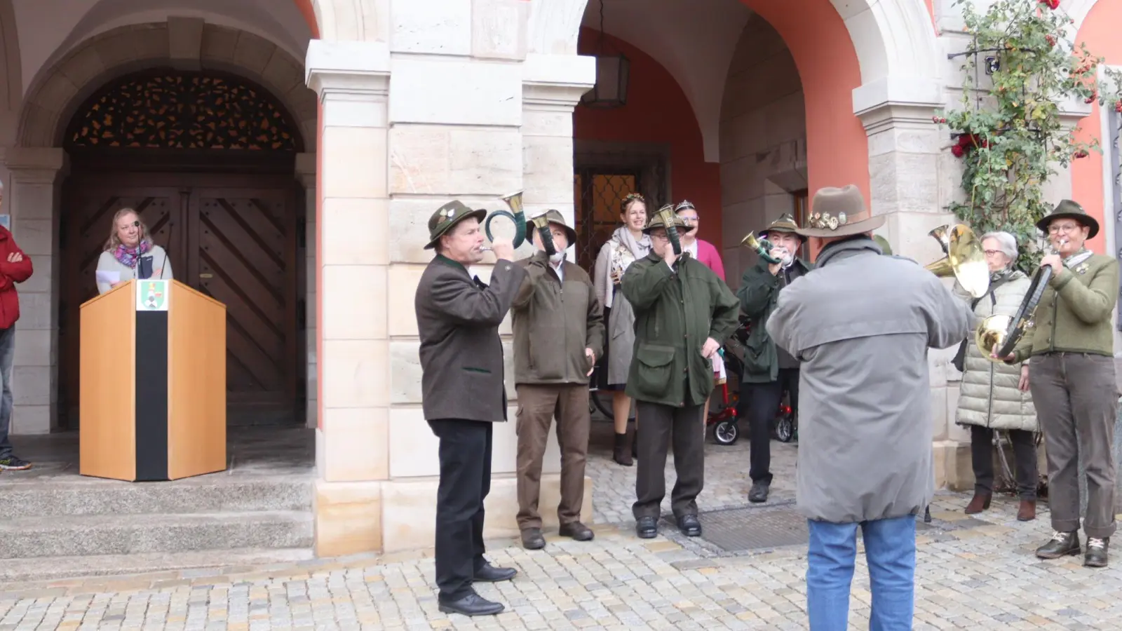 Die Jagdhornbläser sorgten für die musikalische Umrahmung bei der Eröffnung des ErnteMarktPlatzes. Mit dabei waren unter anderem auch die Scheinfelder Holzfee und die Deutsche Zuckerrübenkönigin. (Foto: Rainer Fritsch)
