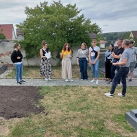 Bürgermeisterin Alexandra Zipfel (Dritte von links) erläutert die Probleme: Von einer bröckelnden Mauer (im Hintergrund) bis zu ungepflegten Gräbern.  (Foto: Heinz Wraneschitz)