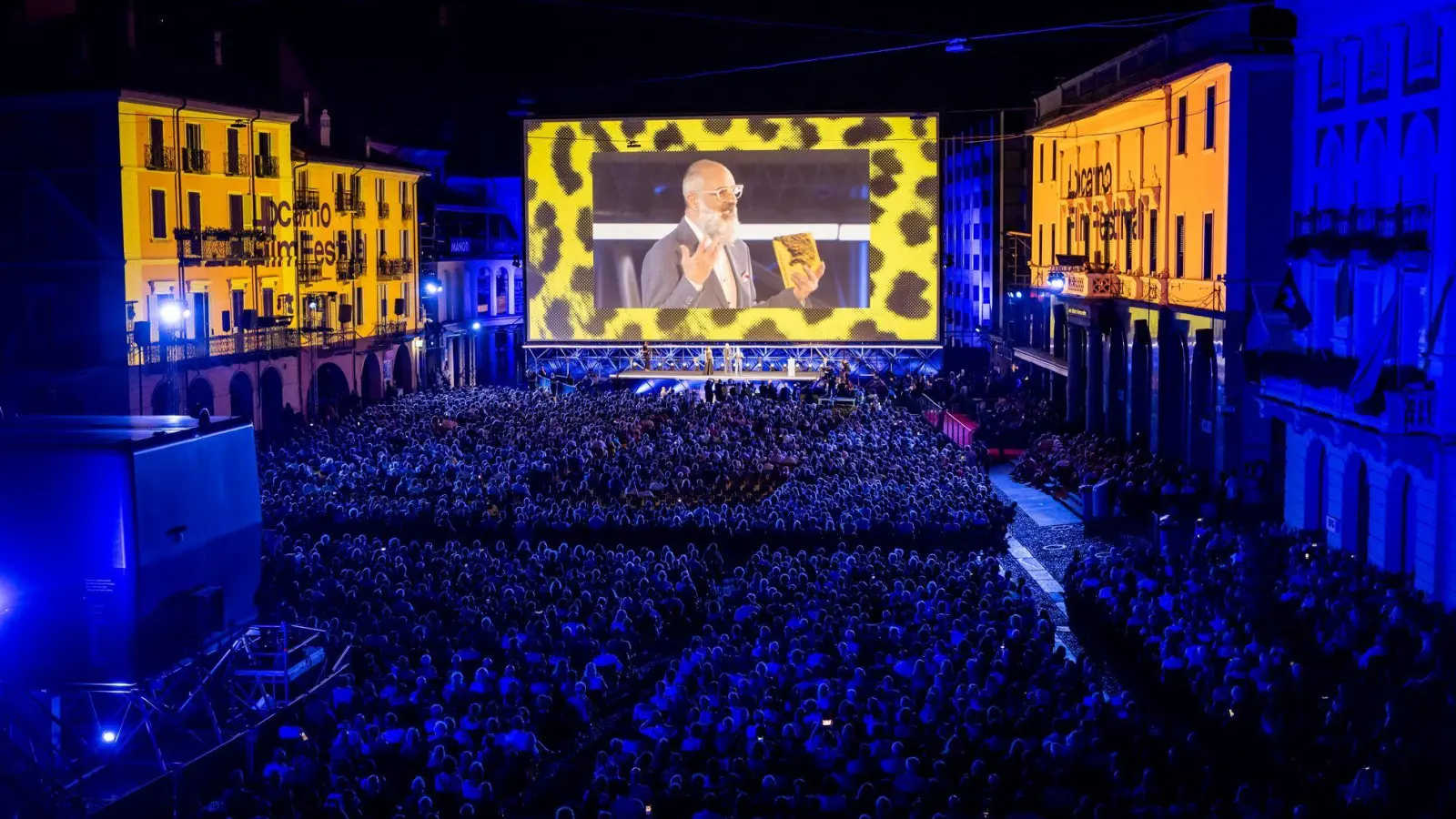 Im Freiluftkino des Filmfestivals von Locarno finden bis zu 9.000 Zuschauerinnen und Zuschauer Platz. (Foto: Jean-Christophe Bott/KEYSTONE/dpa)