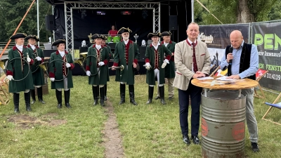 Vorsitzender Matthias Schmidtner begrüßte die Gäste. Mit dabei waren als Schirmherr OB Thomas Deffner und das Bläsercorps der Jägervereinigung (von rechts). (Foto: Oliver Herbst)
