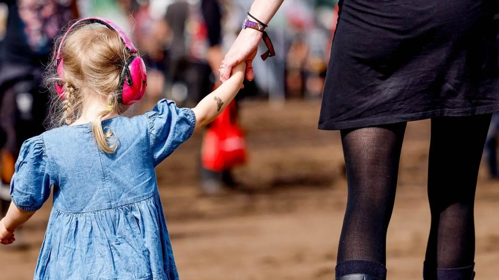 Gut geschützt auf dem Musikfestival: Das geht mit einem Kapselgehörschutz - auch „Micky Maus“ genannt. (Foto: Axel Heimken/dpa)