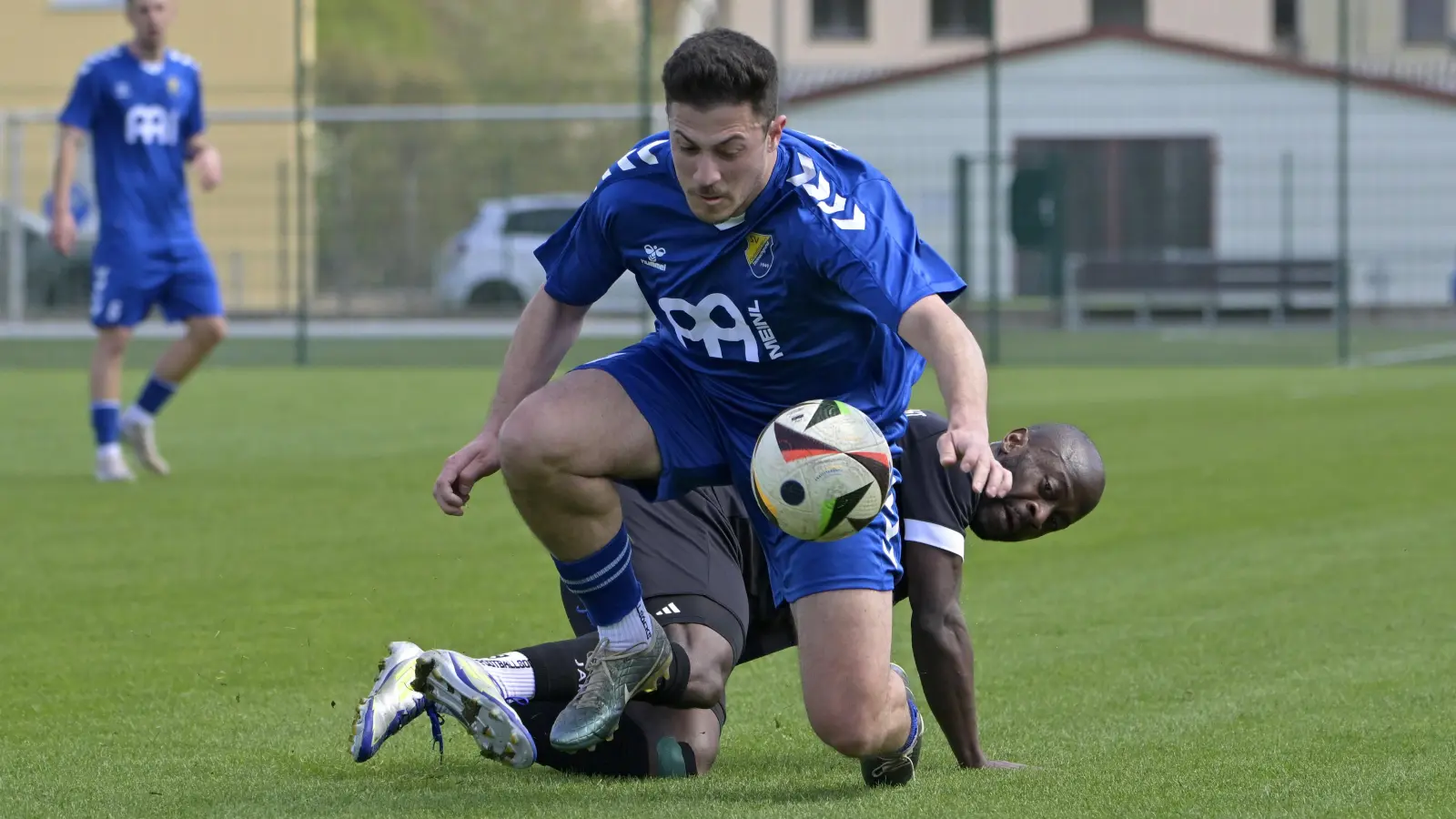 Timur Zenginer (in Blau) und der SVG Steinachgrund (hinten Joel Teukam Noumessi vom SC Feucht) tun sich seit Wochen schwer, ihr volles Potenzial auszuschöpfen. (Foto: Martin Rügner)