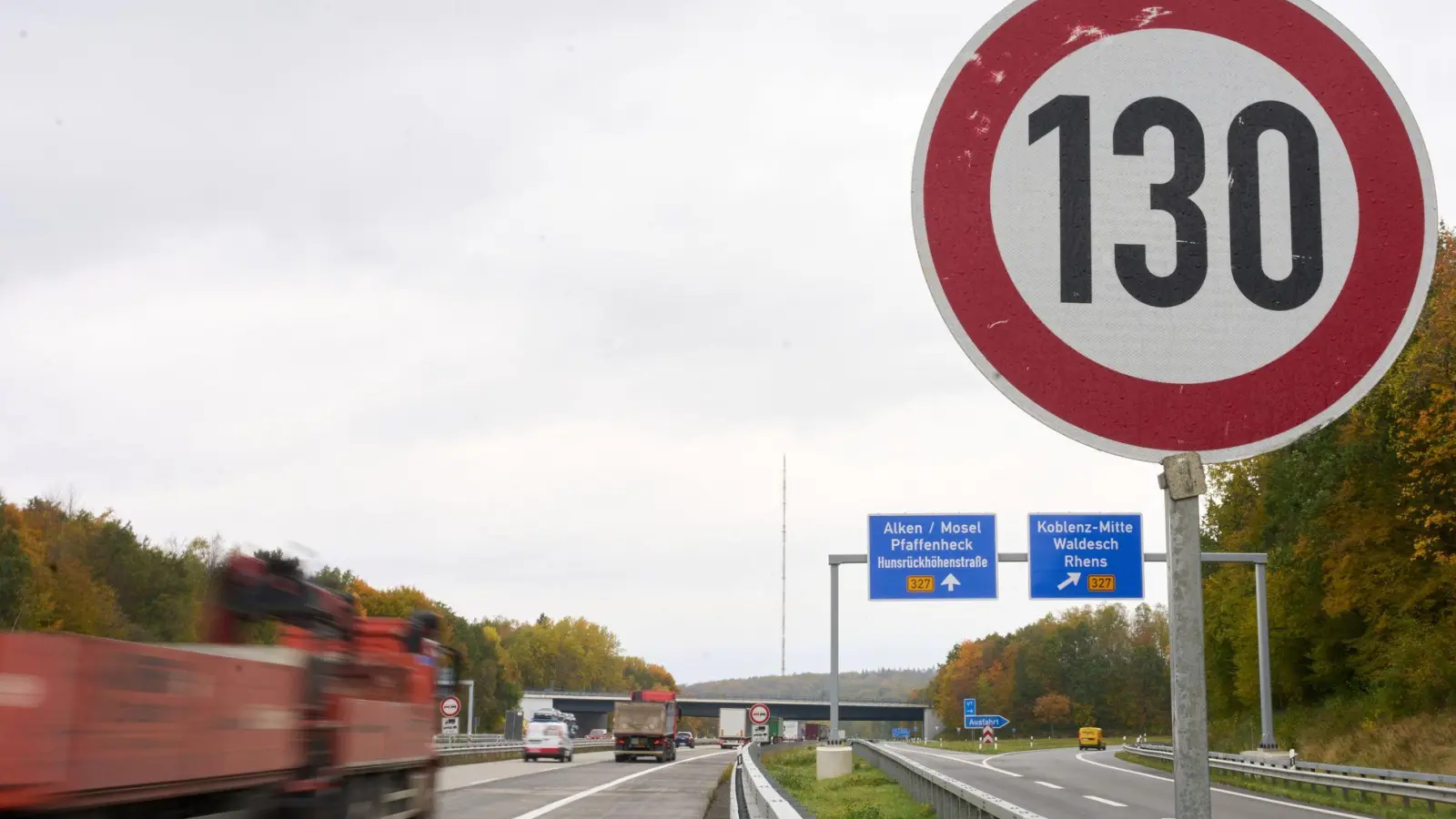 Auf mehreren Autobahn-Abschnitten in Deutschland ist die Höchstgeschwindigkeit bereits begrenzt. (Archivbild) (Foto: Thomas Frey/dpa)
