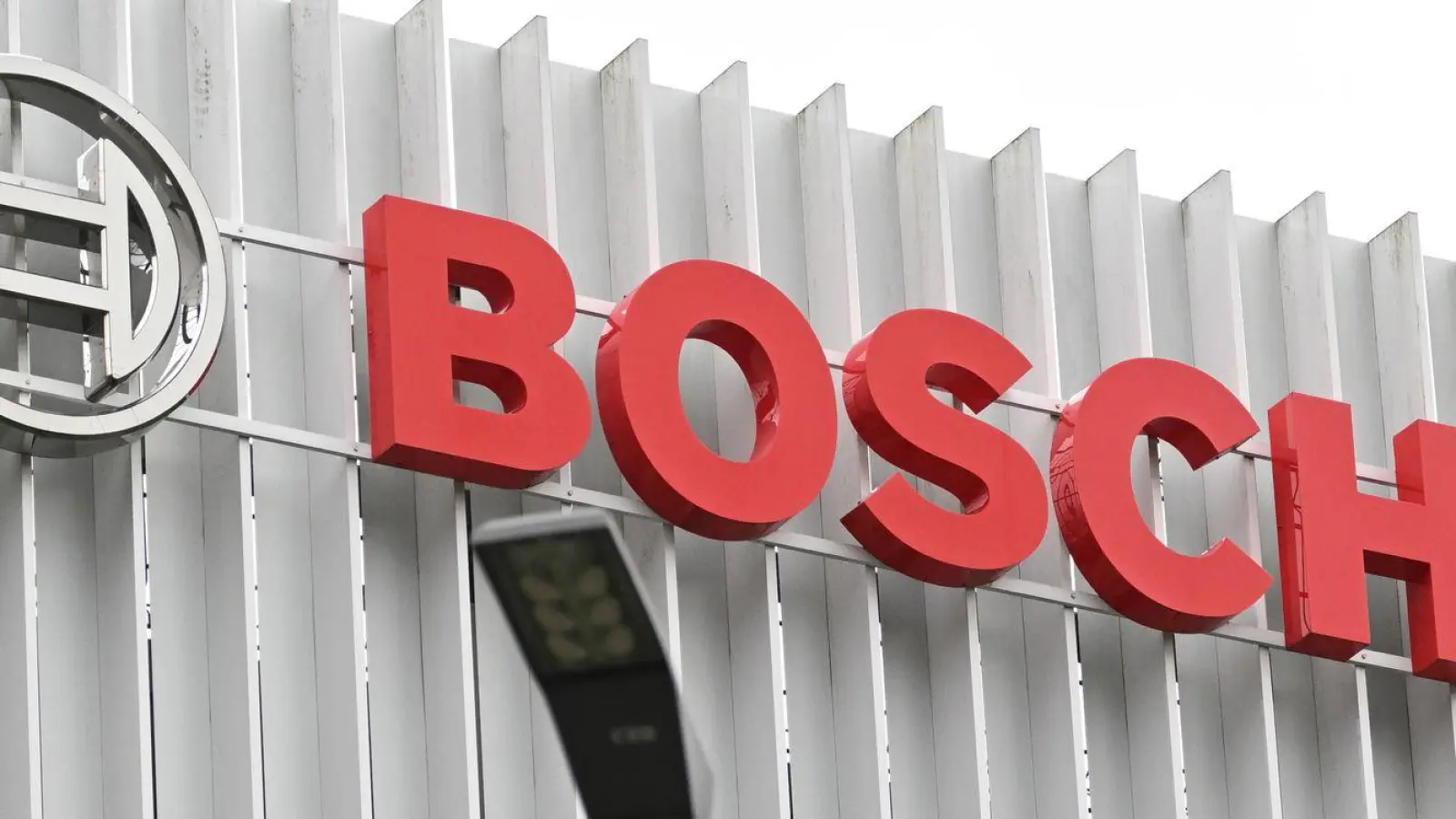Bosch will bei einer Tochterfirma Hunderte Stellen streichen. (Symbolbild) (Foto: Bernd Weißbrod/dpa)