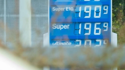 Die Preisanzeige einer Tankstelle an der Autobahn A7 im Landkreis Hildesheim. (Foto: Julian Stratenschulte/dpa)