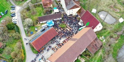 Jedes Jahr drängen sich an Karfreitag die Besucher in der Gotzenmühle zusammen, um Beerenwein zu trinken. Unser Foto zeigt eine Aufnahme von 2023. Dieses Jahr wird der Hof leer bleiben. (Foto: Vilko Segula )