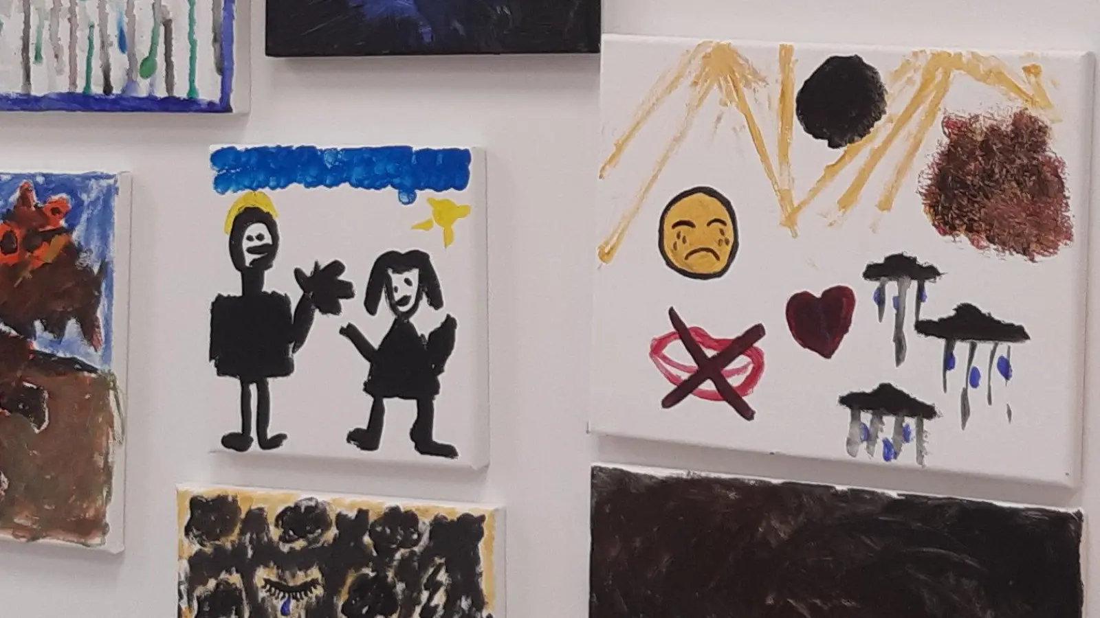 Diese Trauerbilder haben Kinder in den „Lacrima”-Gruppen gemalt.  (Foto: Ursula Gubo)