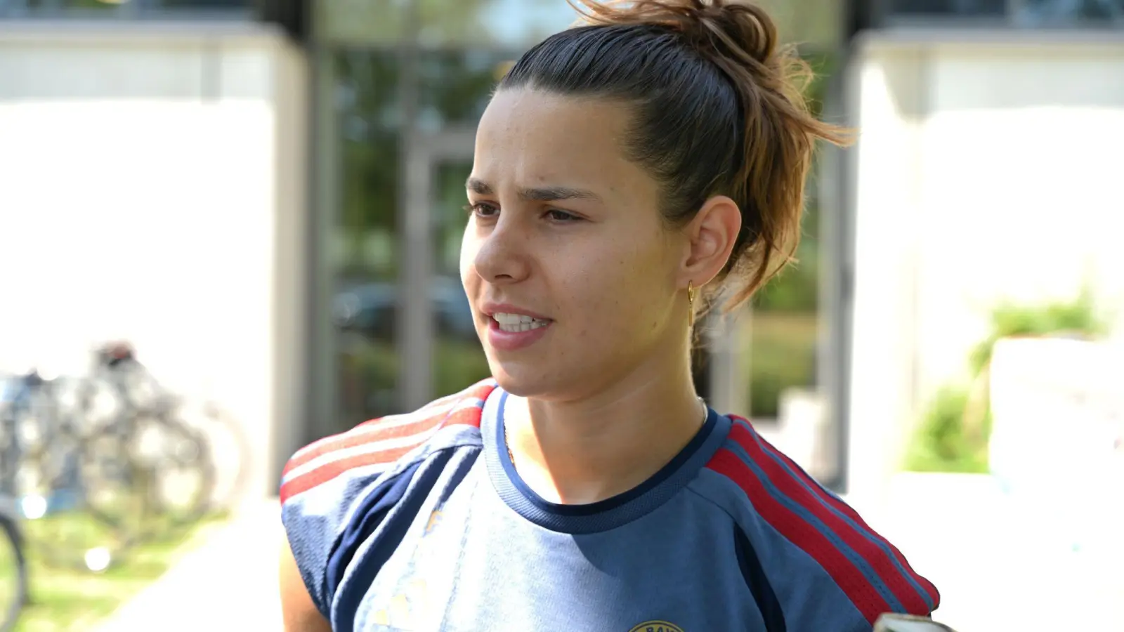 Will bald wieder ganz ins Training einsteigen: Bayern-Nationalspielerin Lena Oberdorf. (Foto: Florian Diettrich/dpa)