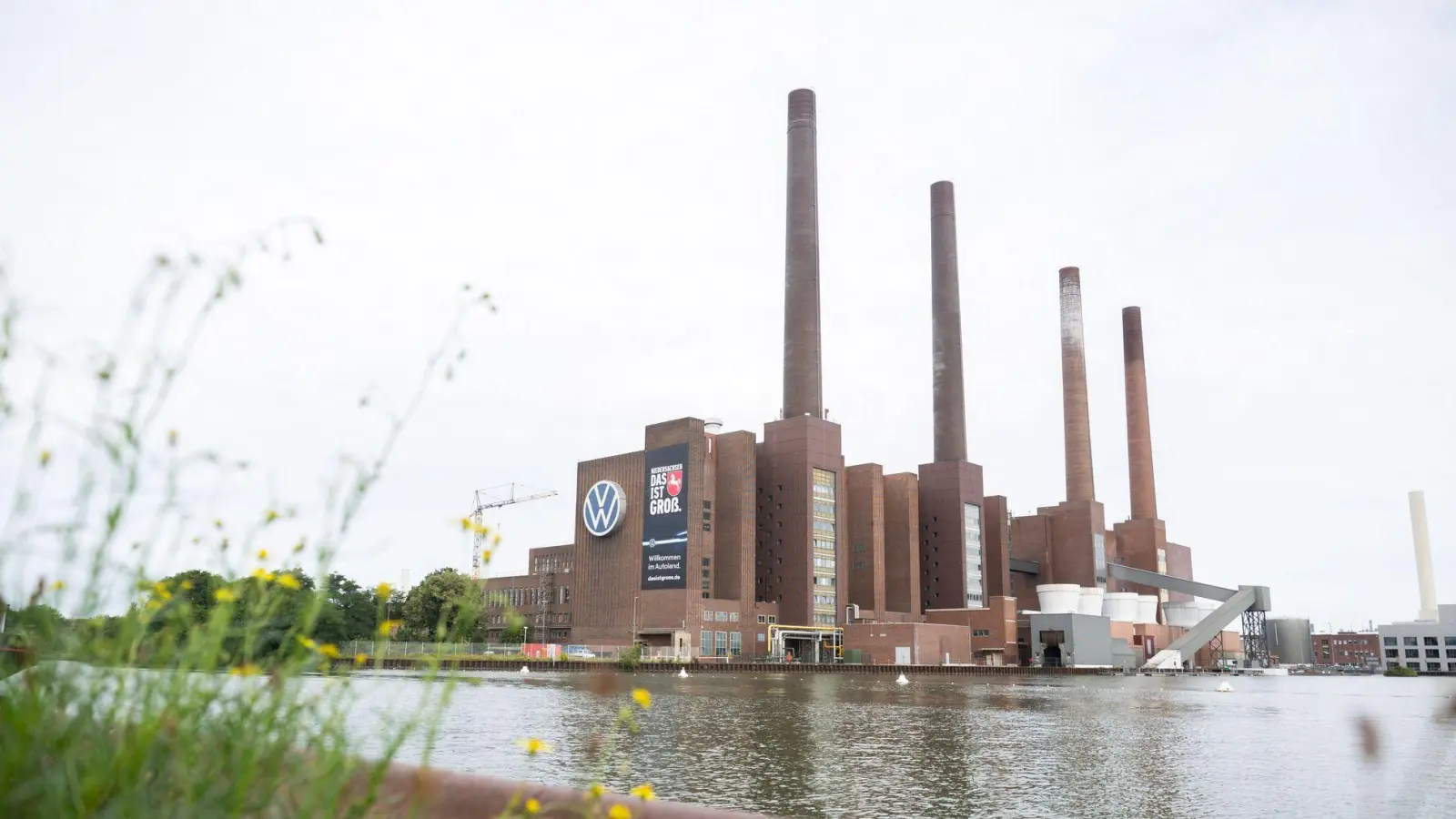 VW hat eine Einigung zum Sparpaket verkündet. (Archivbild) (Foto: Julian Stratenschulte/dpa)