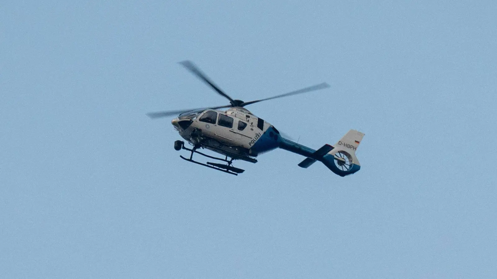 Die Polizei fahndete mit einem Polizeihubschrauber nach den mutmaßlichen Tätern. (Symbolbild) (Foto: Armin Weigel/dpa)
