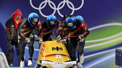 Johannes Lochner (Pilot), Thorsten Margis, Jörn Wenzel und Georg Fleischhauer legten im ersten Lauf Start- und Bahnrekord hin.  (Foto: Robert Michael/dpa)