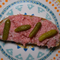 Bestimmte Zwiebelmettwurst-Produkte, die bei Aldi Süd verkauft wurden, können Durchfall-Bakterien enthalten. Der Hersteller Willms Fleisch hat sie am Donnerstag zurückgerufen und vor dem Verzehr gewarnt. (Symbolbild) (Foto: Robert Michael/dpa)