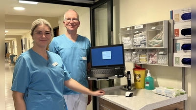 Pflegedienstleiterin Franziska Göttfert mit Klinikdirektor Martin Vitzithum auf Station 3 der Kiliani-Klinik in Bad Windsheim. (Foto: Dr. Becker Klinikgruppe)