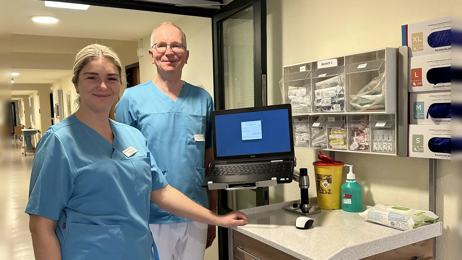 Pflegedienstleiterin Franziska Göttfert mit Klinikdirektor Martin Vitzithum auf Station 3 der Kiliani-Klinik in Bad Windsheim. (Foto: Dr. Becker Klinikgruppe)