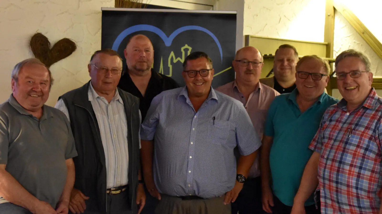 Beim Ehrungsreigen der Scheinfelder CSU waren mit dabei (von links): Hans Kretzler, Ernst Scheuenstuhl, Oliver Karnatz, Thomas Popp, Ludwig Krug, Vorsitzender Michael Müller, Hans Müller und Martin Jendert. (Foto: Andreas Reum)