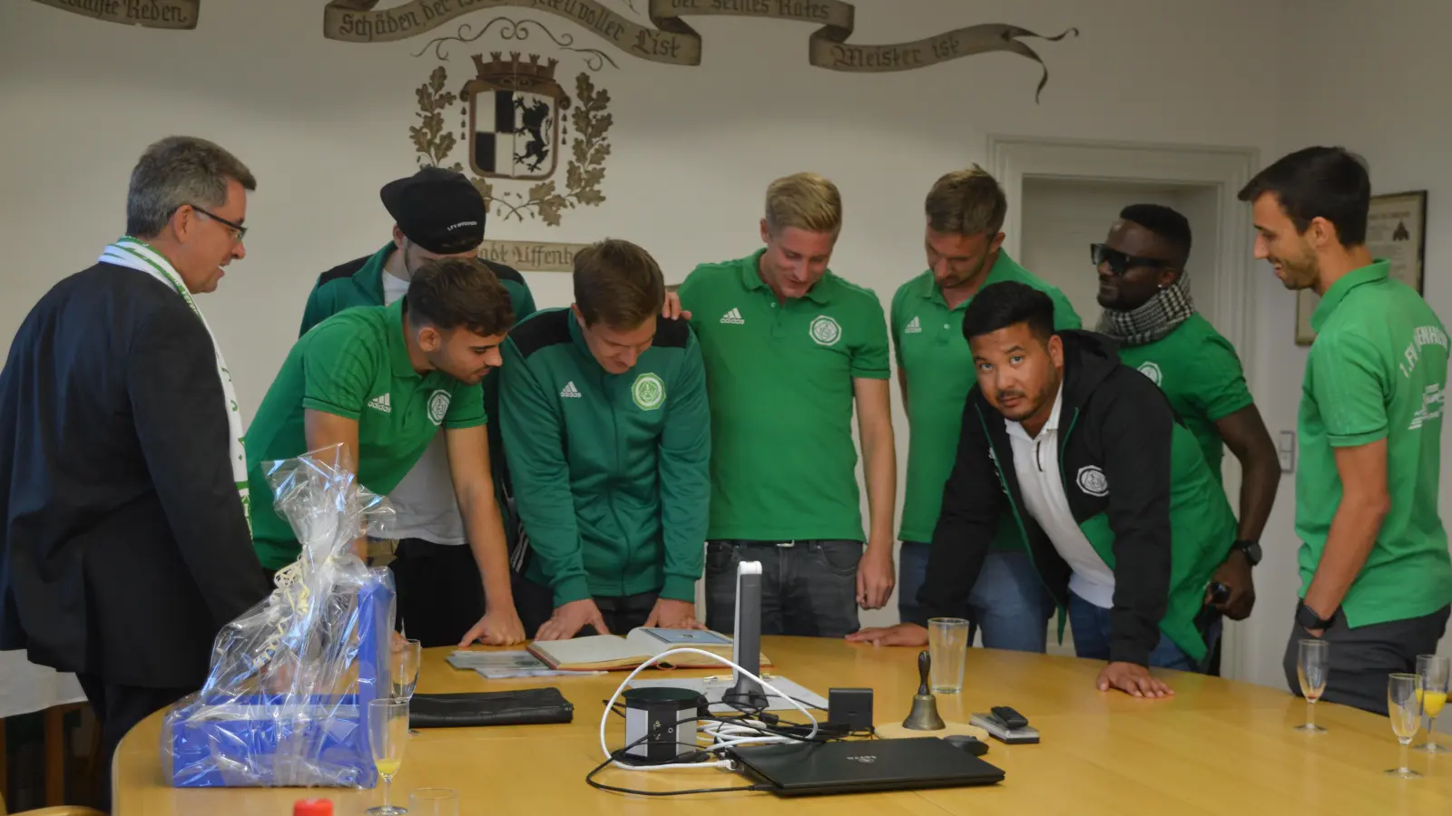 Einer dieser goldenen Momente in der Geschichte des 1. FV Uffenheim: Nach dem Aufstieg in die Bezirksliga 2022 durften sich die Fußballer ins Goldene Buch der Stadt eintragen. (Foto: Johannes Zimmermann)