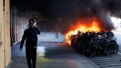 In Genf geht bei Demonstrationen gegen den G7-Gipfel im französischen Évian ein Auto in Flammen auf. (Foto: Cyril Zingaro/KEYSTONE/dpa)