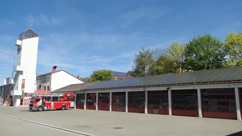 Die Feuerwache in Eyb mit der bestehenden PV-Anlage auf der großen Fahrzeughalle. Auch die Halle für den Katastrophenschutz, die am anderen Ende des Komplexes gebaut werden soll, wird eine Solaranlage erhalten. (Foto: Winfried Vennemann)