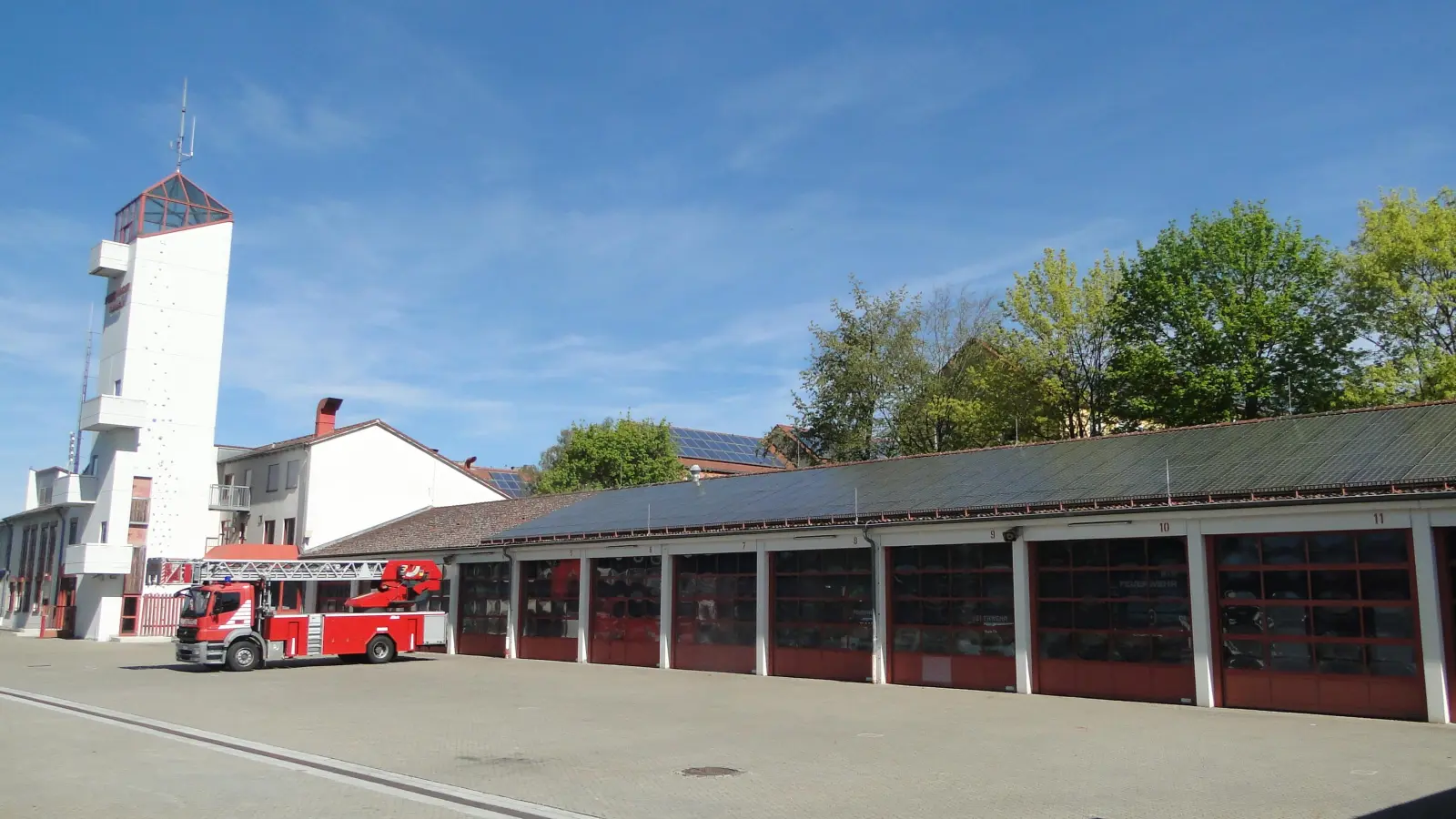 Die Feuerwache in Eyb mit der bestehenden PV-Anlage auf der großen Fahrzeughalle. Auch die Halle für den Katastrophenschutz, die am anderen Ende des Komplexes gebaut werden soll, wird eine Solaranlage erhalten. (Foto: Winfried Vennemann)