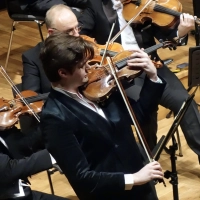 Hinreißend: Der Geiger Luka Faulisi interpretiert das Violinkonzert g-Moll von Max Bruch.  (Foto: Marion Etienne)