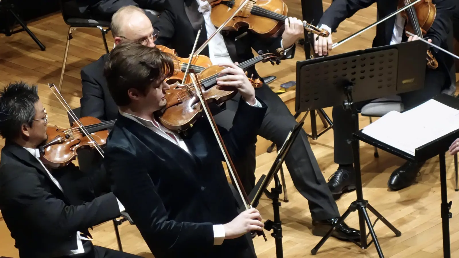 Hinreißend: Der Geiger Luka Faulisi interpretiert das Violinkonzert g-Moll von Max Bruch.  (Foto: Marion Etienne)