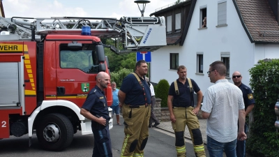 Vertreter von Feuerwehr, Polizei und Stadt schauten sich im Stadtgebiet Engstellen an, wo deutlich wurde, dass deren Befahrung mit einem großen Fahrzeug der Feuerwehr nur schwer zu machen ist. (Foto: Ute Niephaus)