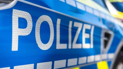 Für die Rettung des verletzten Hundes sperrte die Polizei die Strecke kurzzeitig komplett. (Symbolbild) (Foto: David Inderlied/dpa)